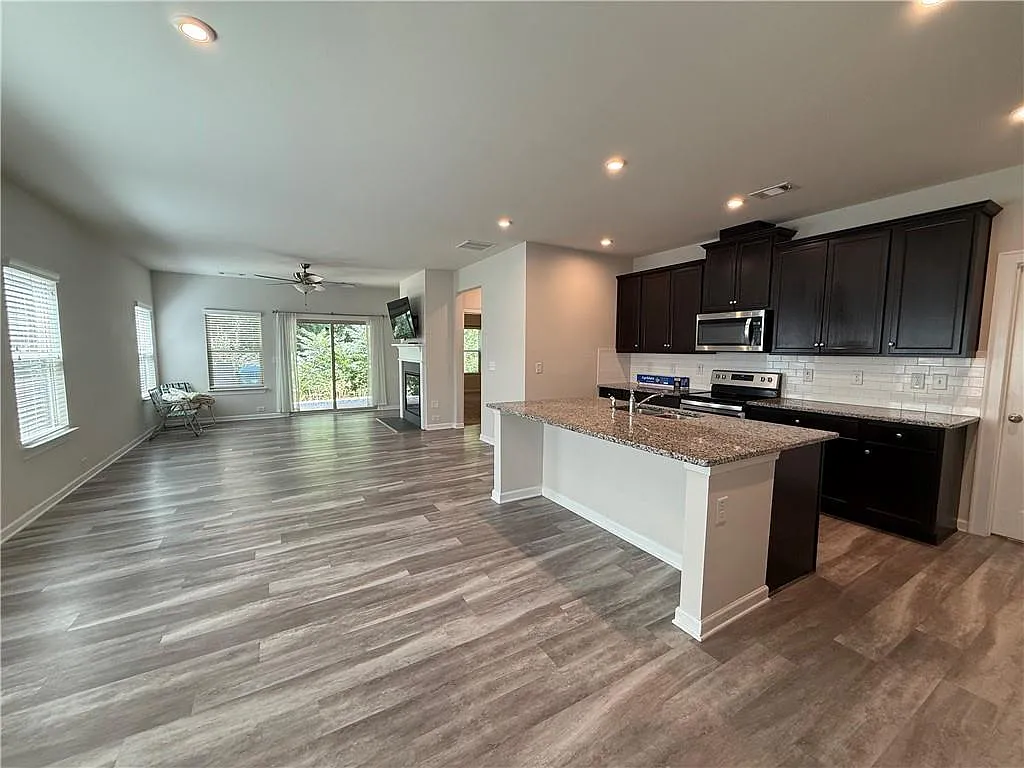3 bed, 2.5 bath, 2304 sqft, $2,600 — Photo 4