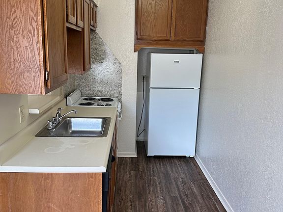 2nd image of 1932 E Lindsey St #201