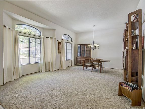 5th image of 402 Taggert Ct