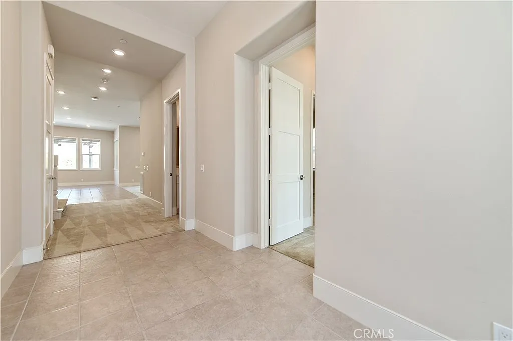 4 bed, 6.0 bath, 4456 sqft, $9,500 — Photo 4