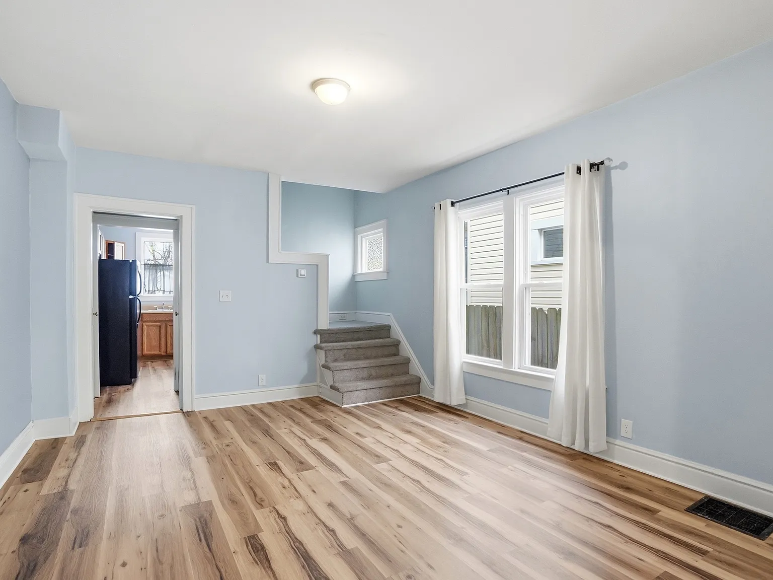 3 bed, 1100 sqft, $1,500 — Photo 2