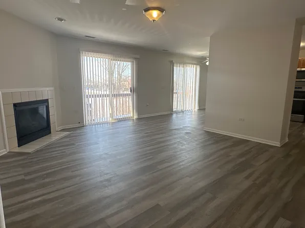 549 Central Parkway Rd APT D, Woodstock, IL 60098