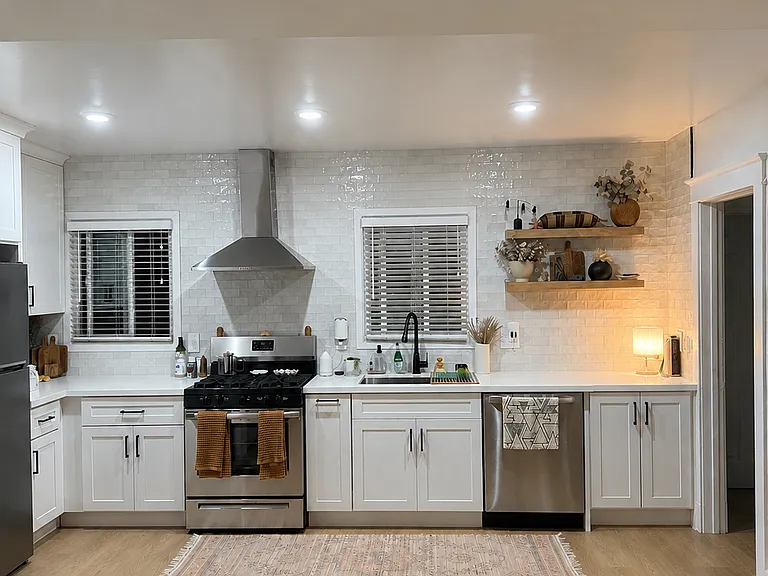 2020 Strongs Dr — Photo 2
