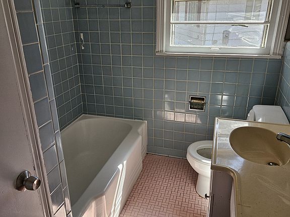 5th image of 908 Charles Ct