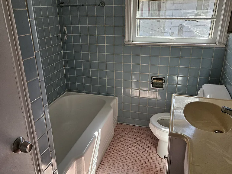 908 Charles Ct — Photo 5