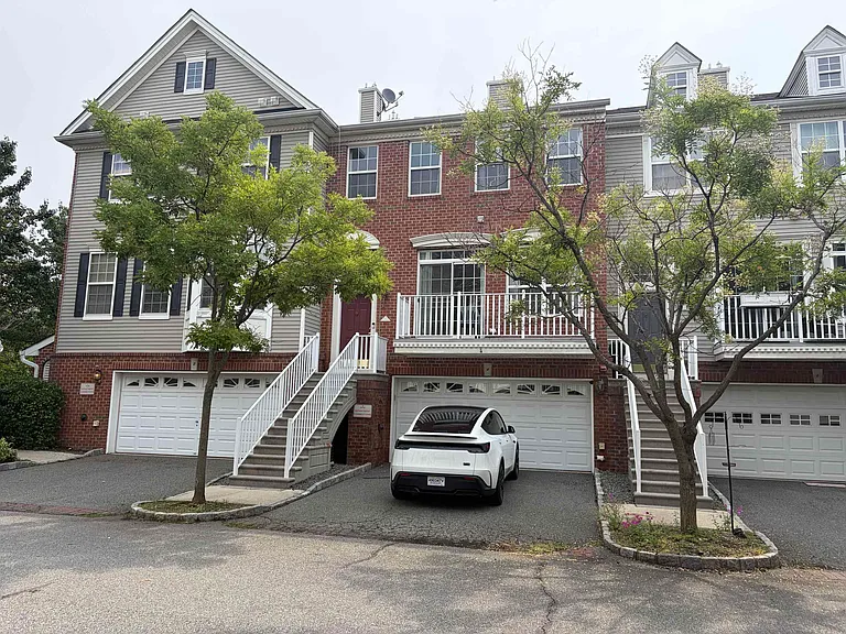 4 Swan Ct — Photo 1