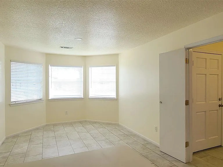 19330 Larissa Dr — Photo 8