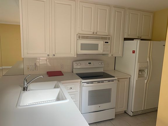 4th image of 21 Tall Oaks Cir