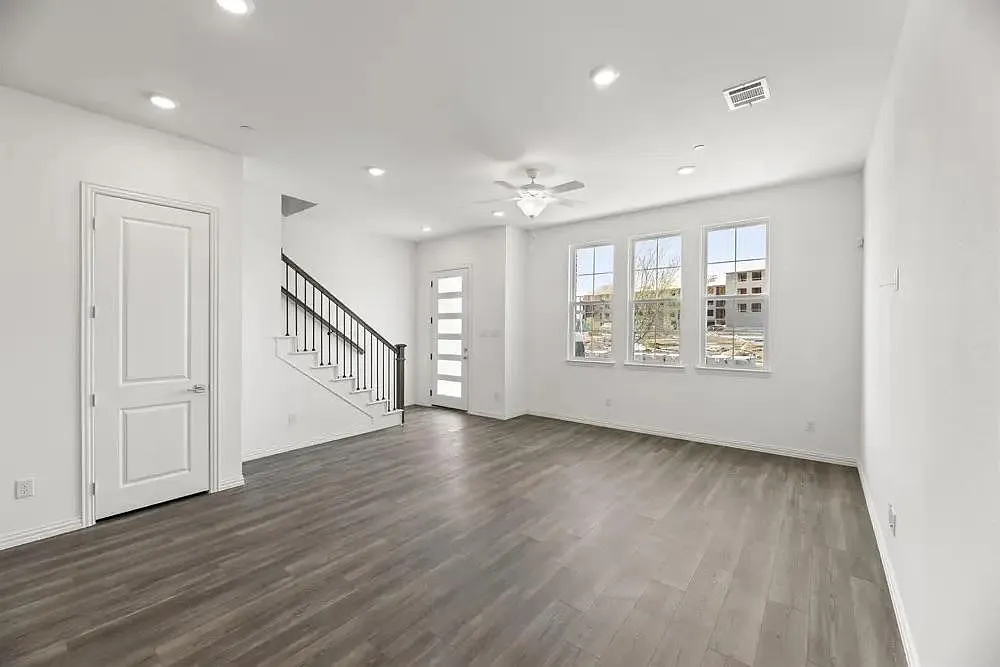 3 bed, 2.5 bath, 1649 sqft, $2,700 — Photo 2