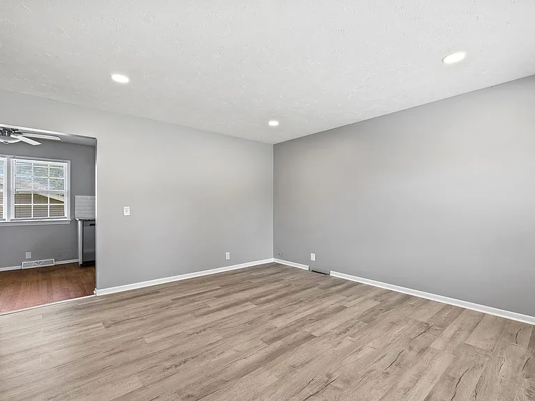 5508 S 122nd St — Photo 22