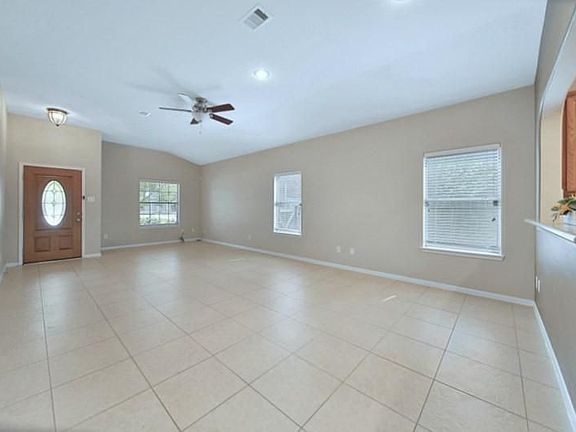 4th image of 622 W Newport Bnd