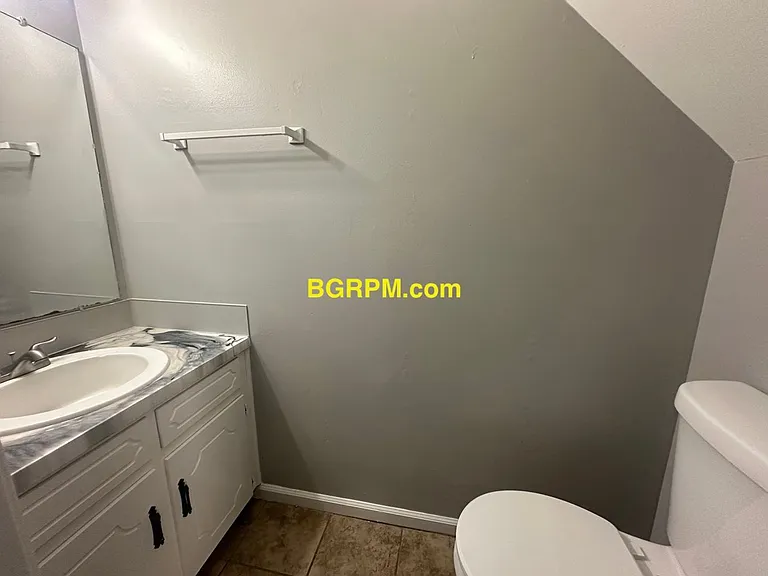 1099 W Elm St — Photo 57