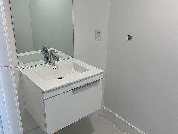 3rd image of 17301 Biscayne Blvd APT 1910