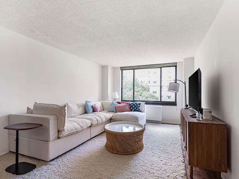 200 Rector Pl #6V — Photo 4