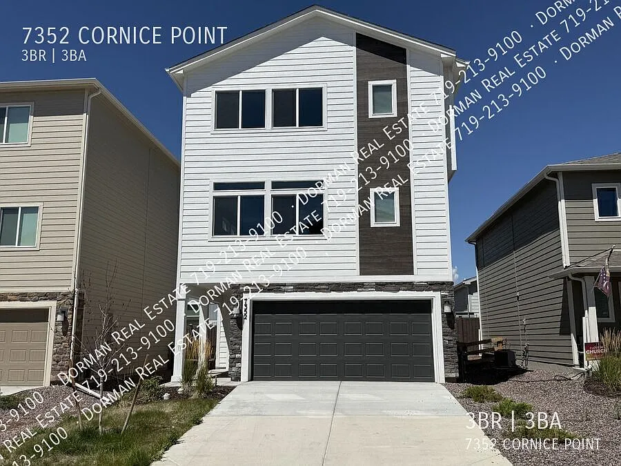 Almost new, beautiful home in Woodmen Heights — Photo 1