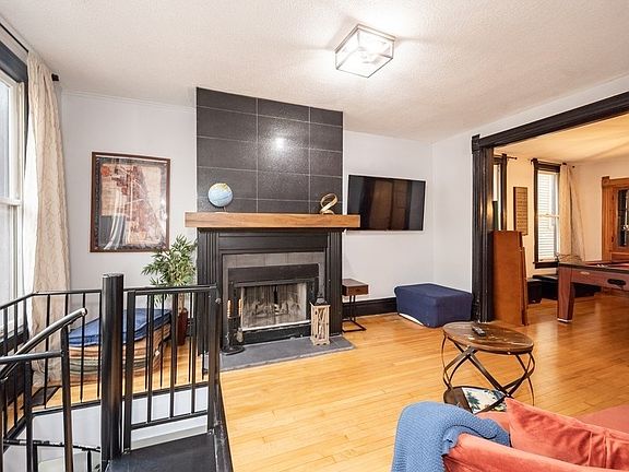 5th image of 2726 N Wilton Ave