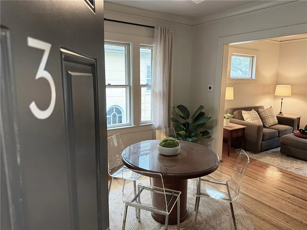 2 bed, 1.0 bath, 5040 sqft, $1,950 — Photo 2