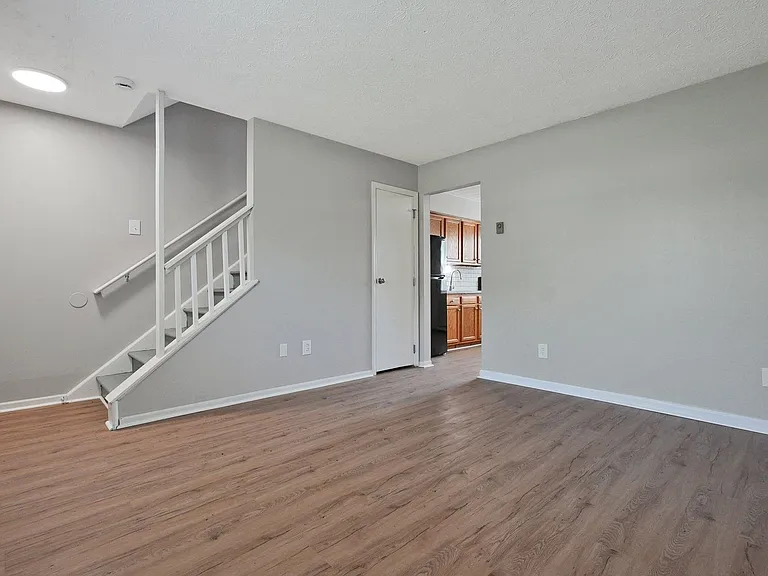 2203 Clarendon Ln — Photo 2
