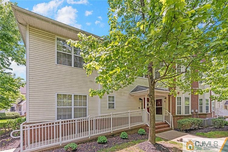 1st image of 121 Forest Dr