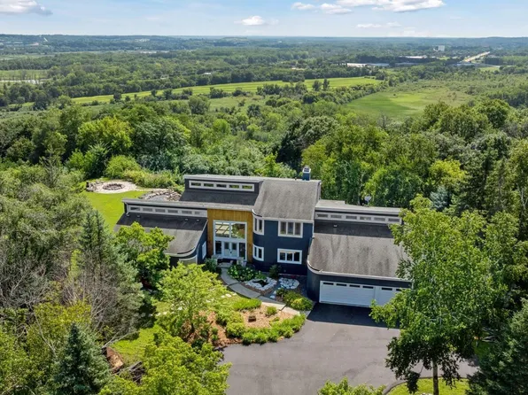 10460 Bluff Cir, Chaska, MN 55318