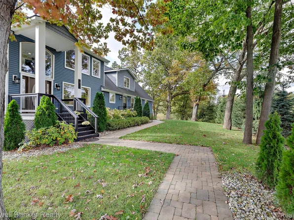 10111 Cooley Lake Rd, Commerce Township, MI 48382