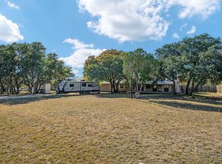 118 Oak Ridge Dr, Center Point, TX 78010