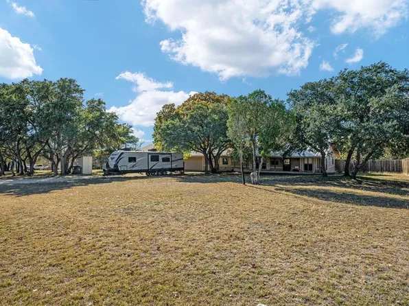 118 Oak Ridge Dr, Center Point, TX 78010