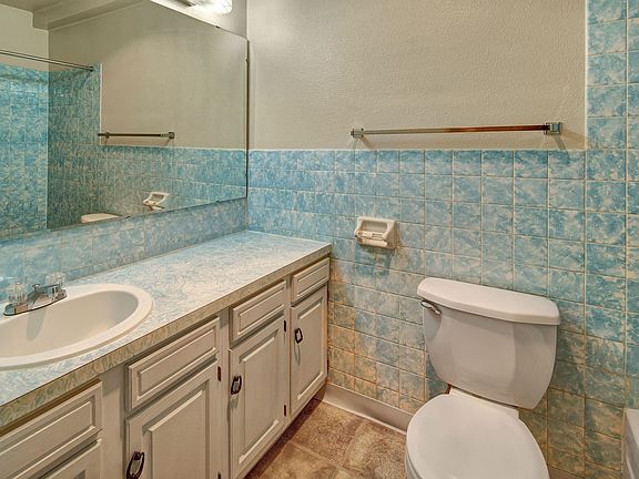 Castle Apartments - Bathroom