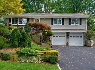 834 Carter Ln, Paramus, NJ 07652
