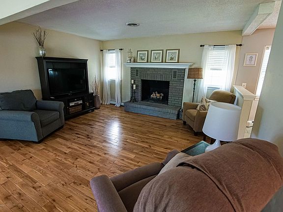 5th image of 1012 Twin Oaks Dr