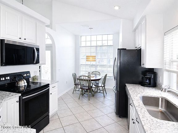 4th image of 1594 Stafford Ave