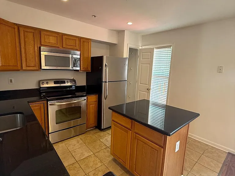 1554 Beverly Ct — Photo 9