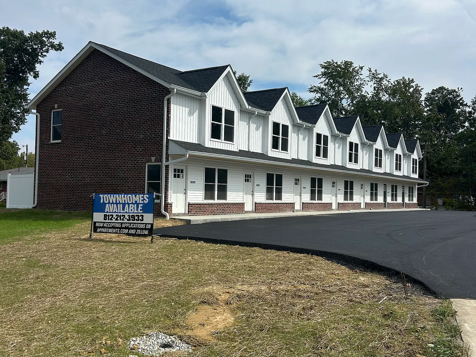 2 bed, 1.5 bath, 1000 sqft, $1,300 — Photo 2