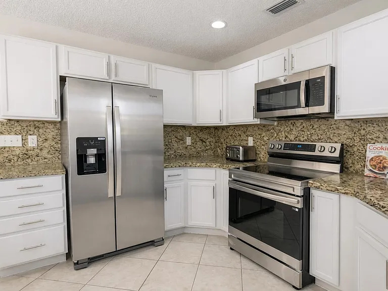 703 Crosswinds Dr — Photo 2
