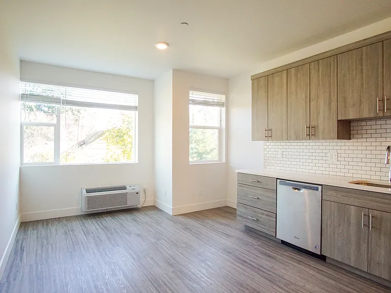 1627 SE Reedway St #203 — Photo 4