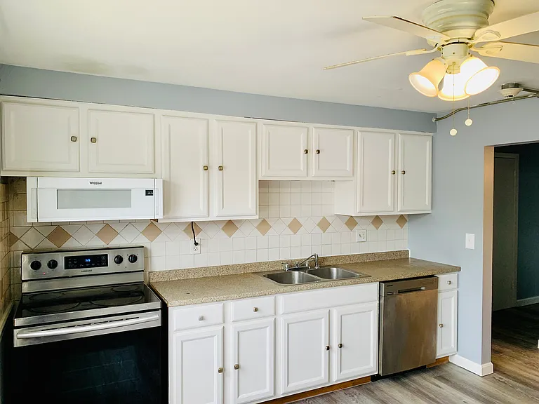 29 Woodbine St #7 — Photo 3
