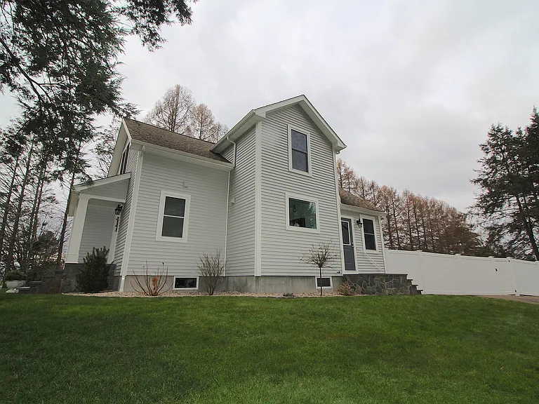 114 Richard St — Photo 17