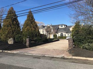 197 Blue Point Rd, Oakdale, NY 11769