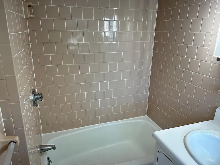 126 Rochambeau Ave #2 — Photo 8
