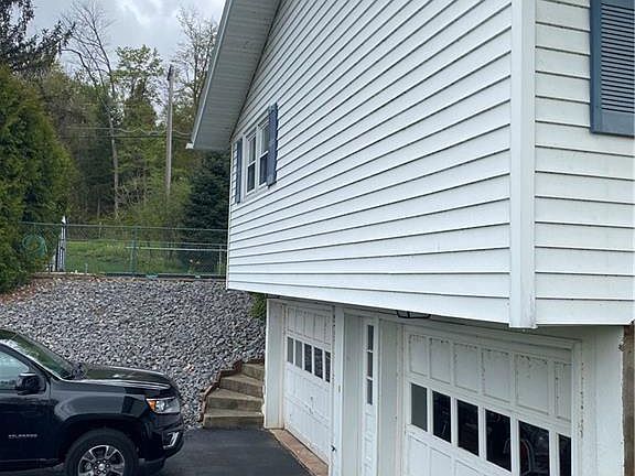2nd image of 1383 Riverbend Dr