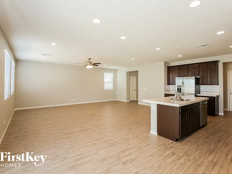 4730 Challenger St — Photo 6