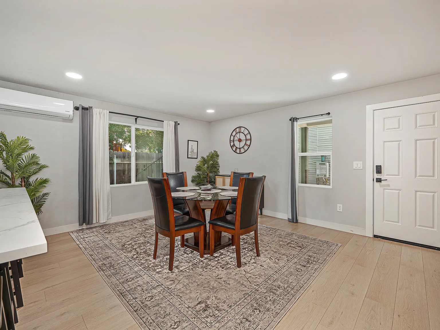 3 bed, 1100 sqft, $3,200 — Photo 3