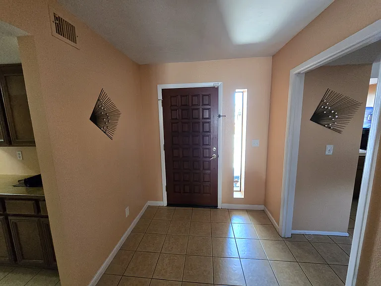 413 W Beverly Ln — Photo 5
