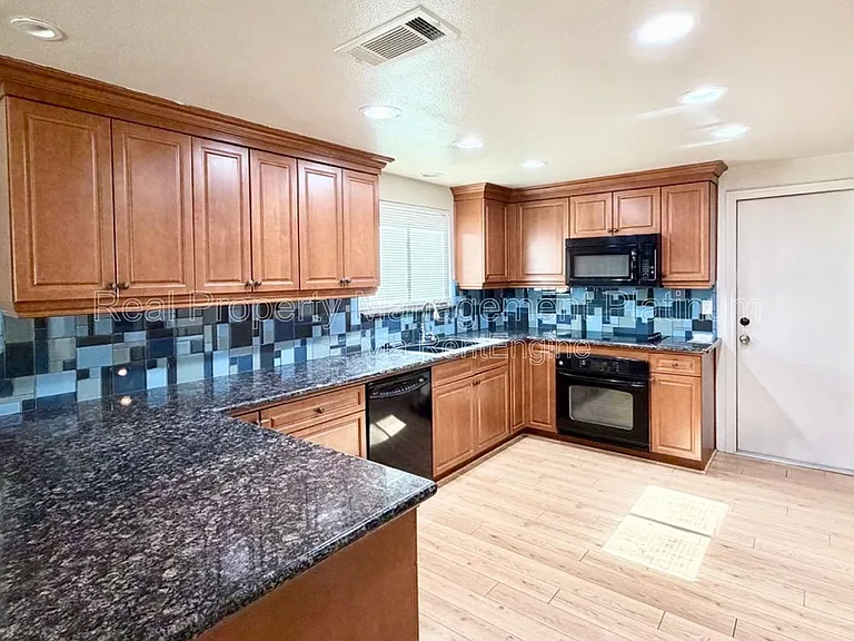 3305 E Palo Alto Ave — Photo 11