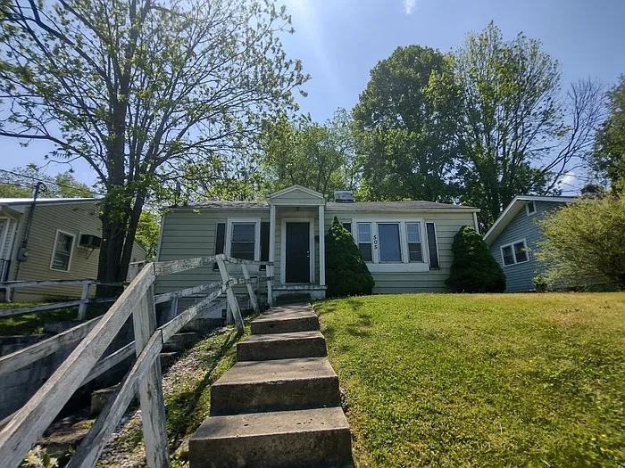 2 bed, 1.0 bath, 1100 sqft, $1,035 — Photo 1