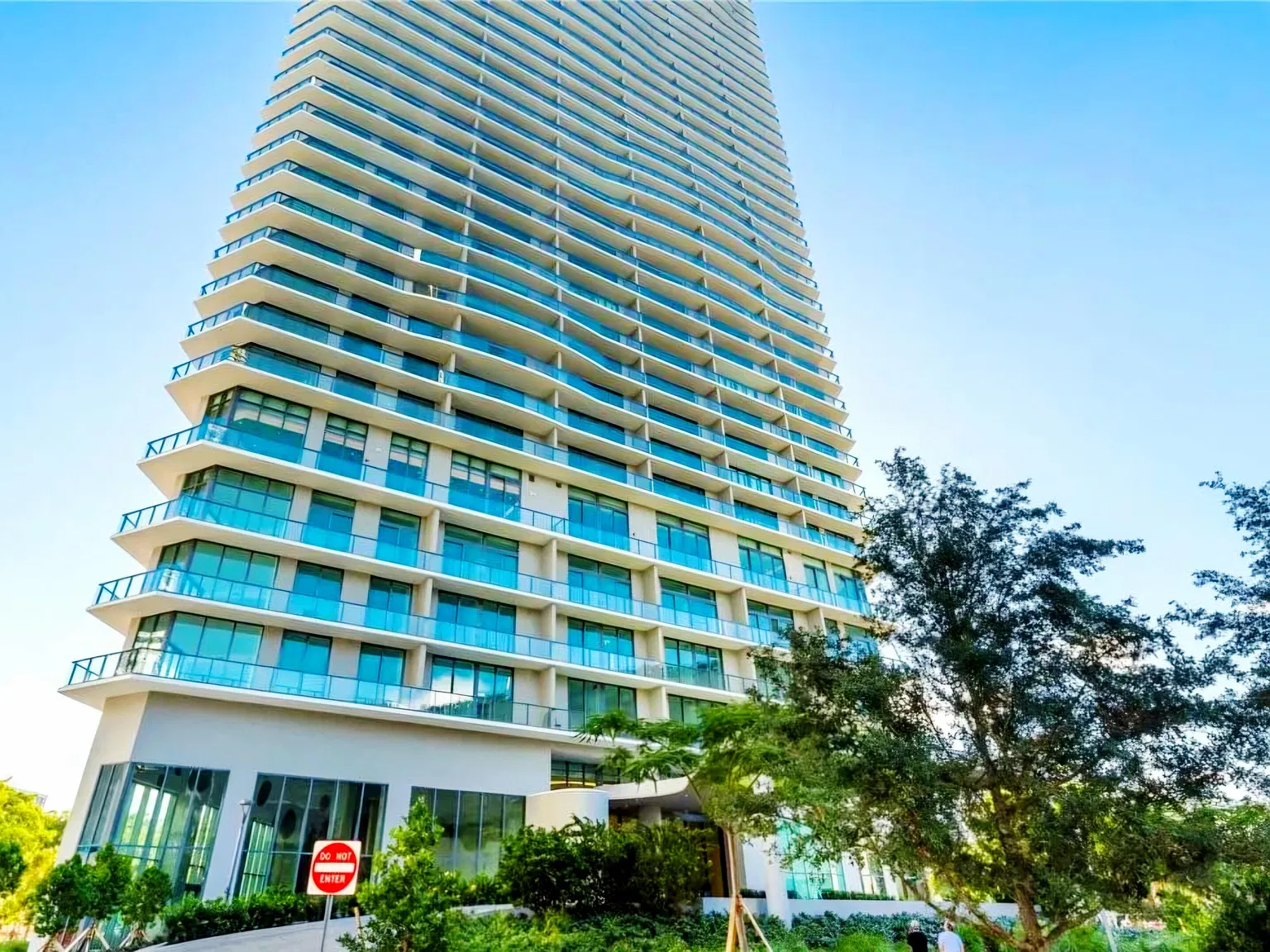 2 bed, 2.0 bath, 944 sqft, $5,450 — Photo 1
