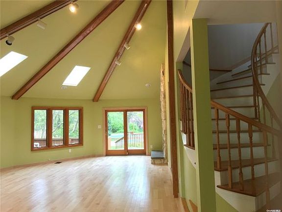 2nd image of 19 Amber Ln