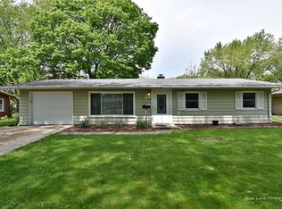 16 Greenbriar Rd, Montgomery, IL 60538