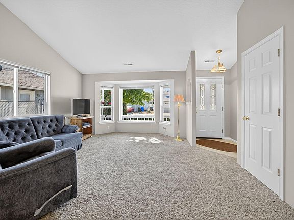 4th image of 428 Saint Clair Way