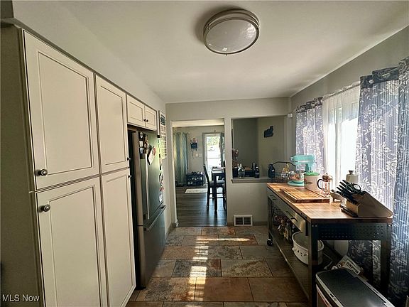 4th image of 556 Moherman Ave